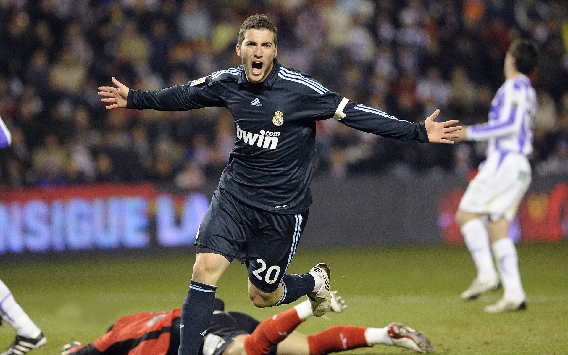 开云娱乐官网 -德甲最新形势:皇家马德里高居榜首,多特蒙德强势追赶,冠军归属成迷